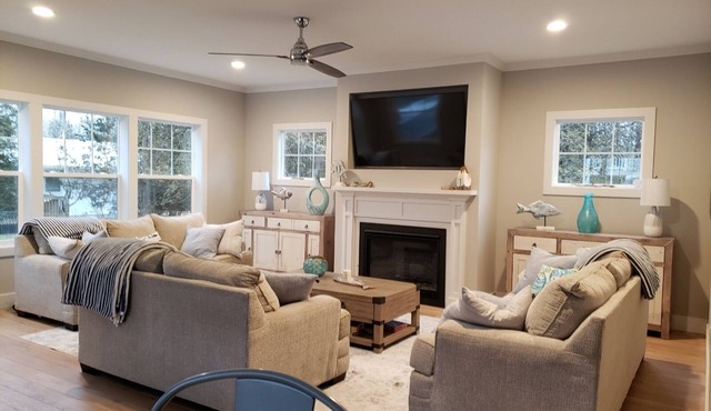 Beautiful new Lake House Pets & Kids friendly with beach access! in South Haven
