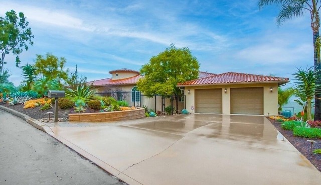 Beautiful property overlooking vineyards and golf course. Lots of amenities! in Escondido