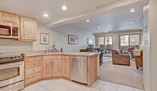 Beautiful Ski-In Ski-Out Condo, Great Location - CM244 by RedAwning in Copper Mountain