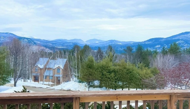 Beautiful townhome w/mountain views from the deck, near skiing in Bartlett