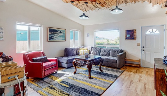 Beautiful vacation getaway steps from beach with deck, board games & EV charger in Waldport