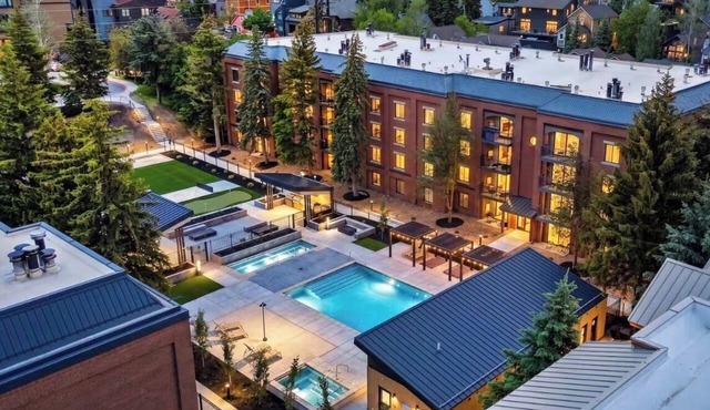 BEST LOCATION Main St Ski Lift Heated Pool Hot Tub Free Parking Family Sleeps 8 in Park City
