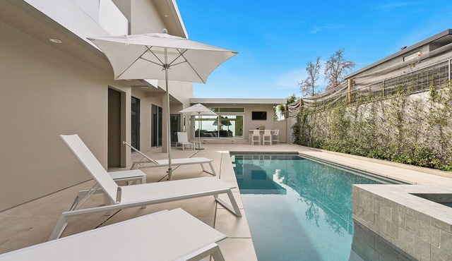 Beverly Hills Private Modern Escape in Beverly Hills
