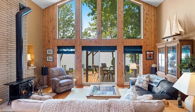 Birchcliff-Lakefront View, King bed, AC in Bayfield