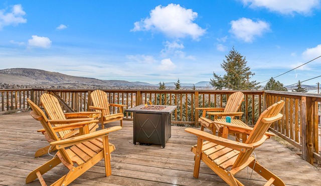 Bird’s Eye View: Spacious Home w/Hot Tub, King Beds & Gorgeous Views in Klamath Falls