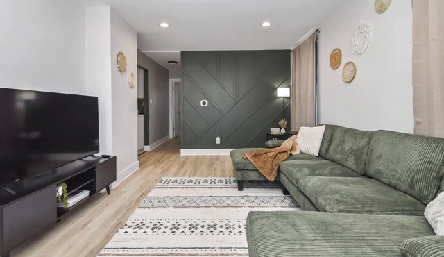 Boho Heights Hideaway: Spacious 4 BR - 2 BA - NEWLY REMODELED! Fully Fenced! in Peoria Heights