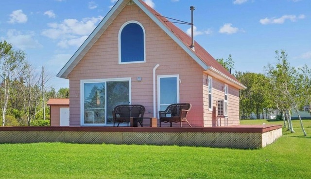 Brackley Rose- Charming Water Front Cottage In Brackley, Minutes To Beaches in Brackley Beach
