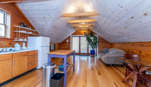Bright and Cozy Prvt Treehouse Apt Near downtown! in Burlington