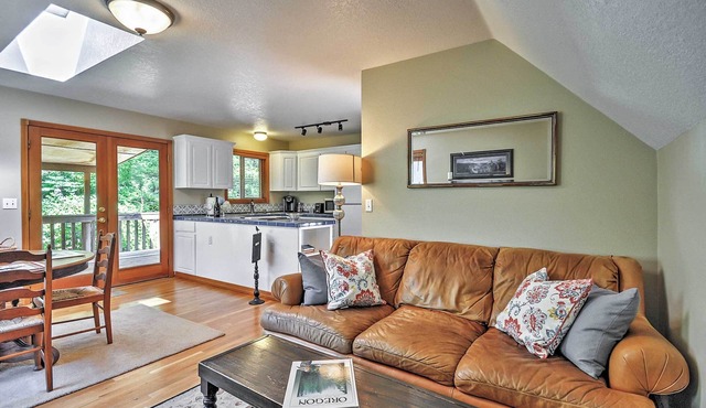 Bright Apt w/Deck < 12 Mi to Oregon Wine Country! in Banks