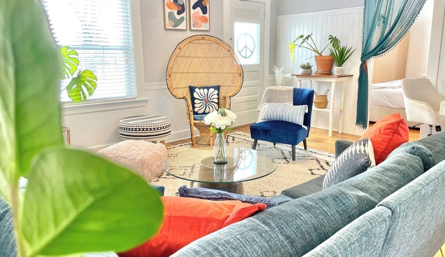 Bright Bungalow, King-size Bed, Fence-in Backyard–Cool, Cozy & Dog Friendly in Eliot