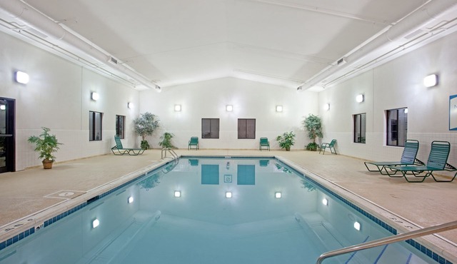 Business District Suite with Pool Access, Free Breakfast + Weekday Shuttle in Lincolnshire