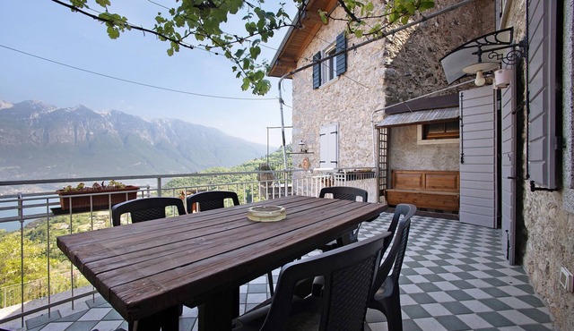 Casa Oliva Apartment with Lake View, Balcony and Wi-Fi in Tremosine sul Garda