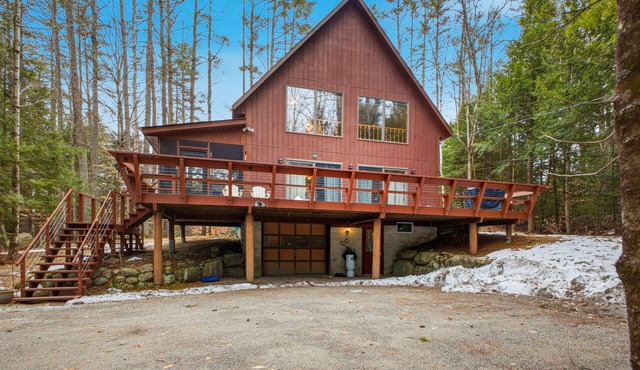 Chalet house w/access to Friends Lake, sandy beach, kayak, fireplace, deck in Chestertown