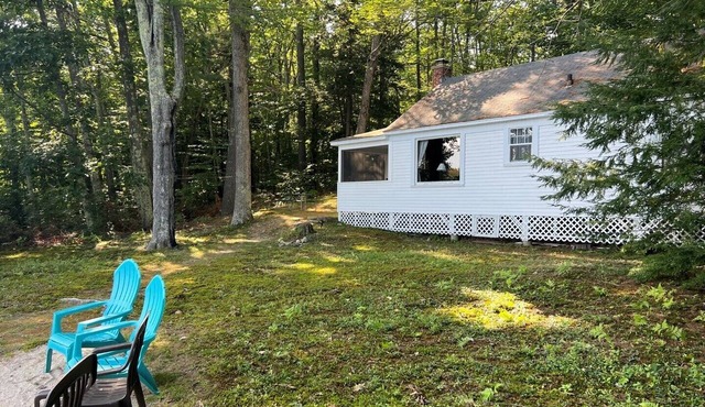 Charming 1940s Crescent Lake Cottage – Your Lakeside Paradise in Wolfeboro