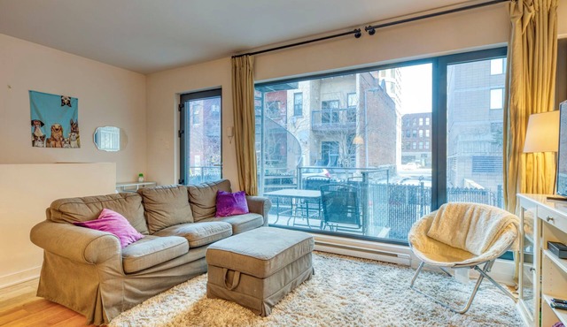 Charming 2-bedroom condo with WiFi, AC in wonderful Montreal in Montreal