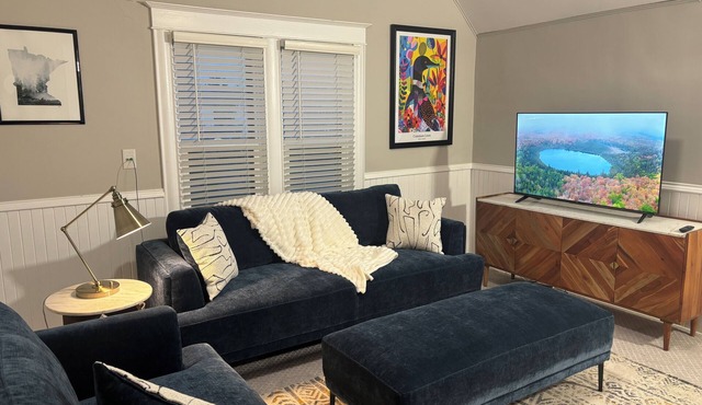 Charming 2 BR Top Floor Retreat in NE Mpls Arts District! in Minneapolis