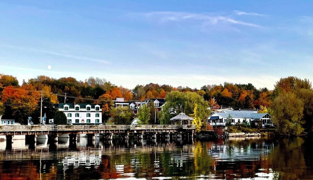 Charming 3-bedroom home overlooking Lac Massawippi in North Hatley. in North Hatley