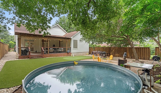Charming 3-bedroom house in lovely Austin with AC, WiFi, Pool and Pitch & Putt in Austin