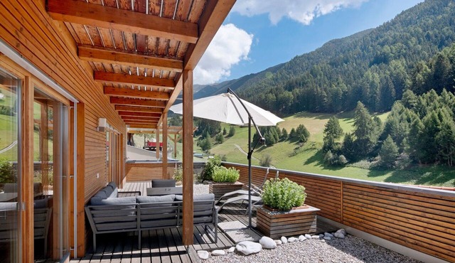 Charming Apartment “Ferienwohnung Terrasse” with Mountain View & Terrace; Parking Available in Mals