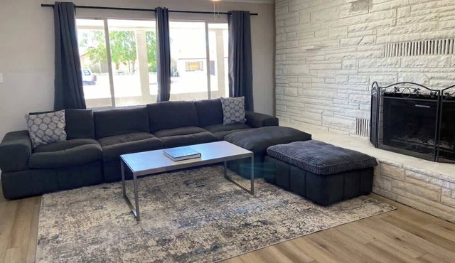 Charming & Chic: Your Stylish Oasis for a Month-Long Retreat in Henderson