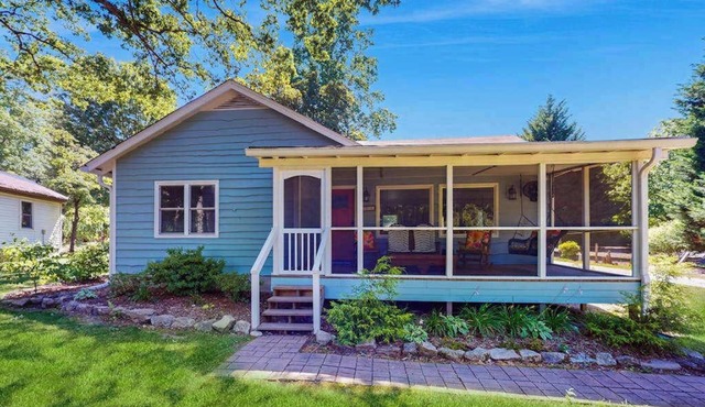 Charming Getaway w/Luxe Interior & Screened Patio - Near Attractions in Flat Rock