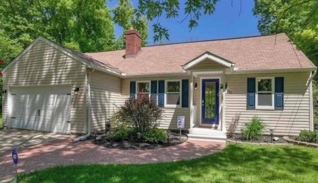 Charming Historical Hudson Retreat on almost 4 acres! Wildlife views daily! in Hudson