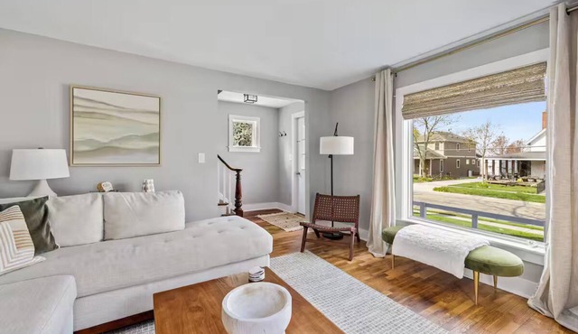 Charming Home with Hot tub & walk to town! in Three Oaks