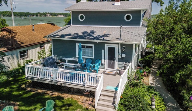 Charming Lake House, Lake View, Private Pier, Bugaboo Bar and Water Sports! in Cedar Lake
