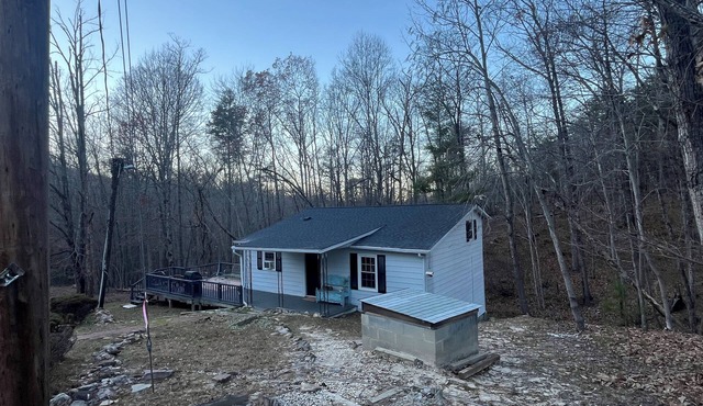 Charming & rustic 4-bedroom house minutes from Hanging Rock State Park in Danbury