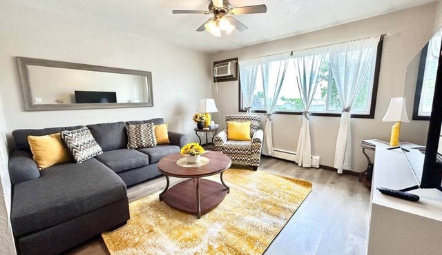 Charming & Spacious Apartment with Deck in Marion
