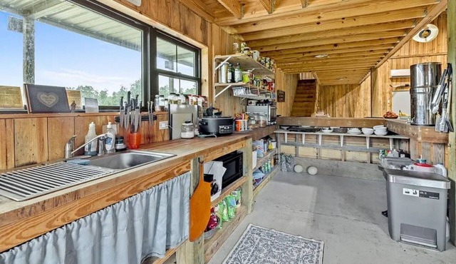 Charming, spacious farm getaway in Reeves, less than 20 mi.from Coushatta Casino in Reeves