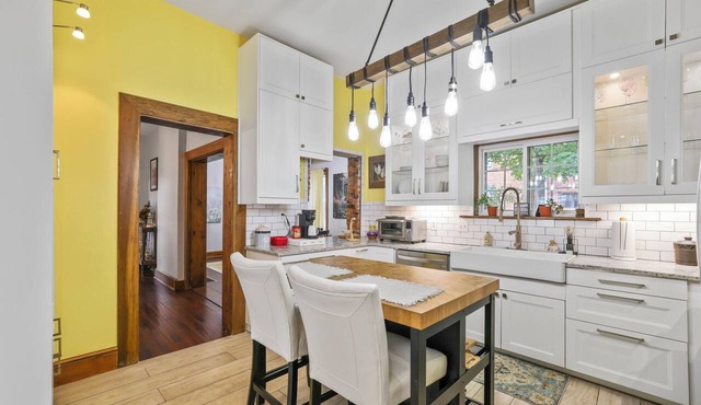Charming & Updated 1867 Brick House in Historic Downtown Delaware, OH; Sleeps 12 in Delaware