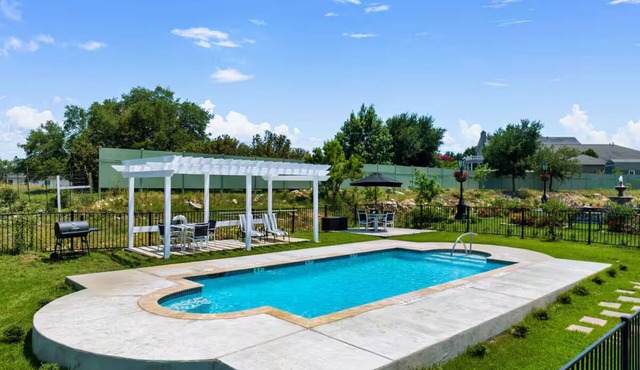 Chateau-Le Fleur, 1 private bedroom & pool in Canyon Lake