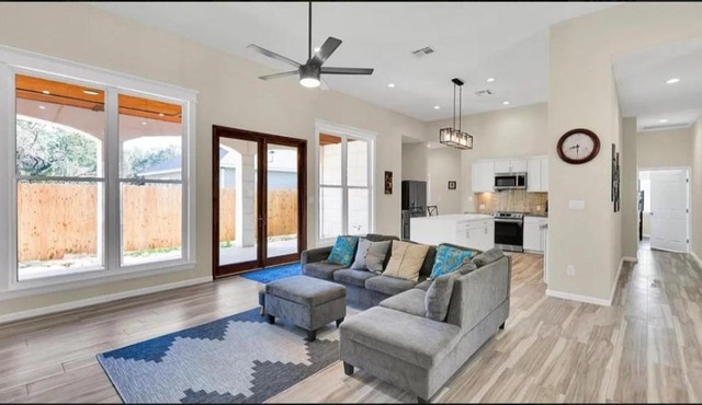 Cheerful Lakeside Retreat-Just Minutes to the lake in Canyon Lake