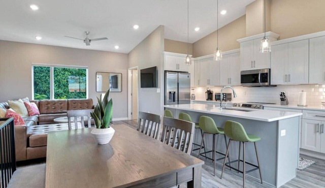 Chic Southside Three King Bedroom Townhome in Asheville