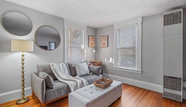 Chicly Styled - Warm & Neutral Mid Term Rental in Manchester