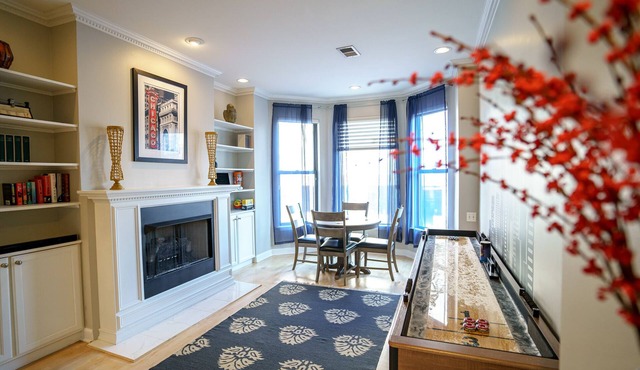 City Center, River North Condo HUGE 3BR, Patio, Parking(2x) in Chicago