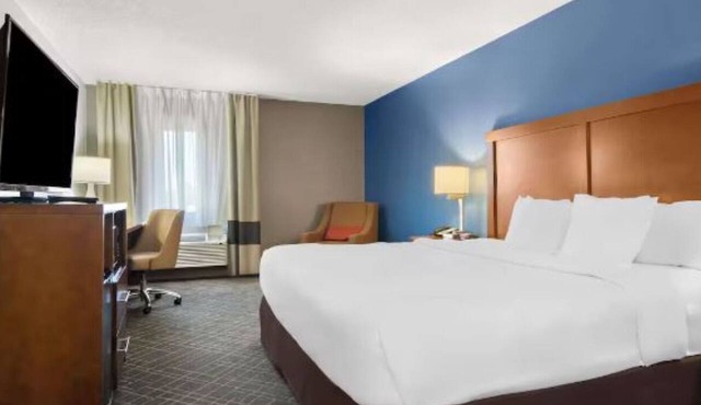 Clean & Modern Joliet Hotel—Indoor Pool, Free Breakfast & Close to I-55 Corridor in Joliet