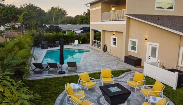 Clearwater Villa 6 BR, Heated Pool, Mini Golf, 4K Projector Lounge Theatre in Clearwater
