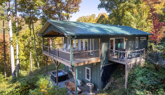 Clingmans View Chalet-Mountain Views - Hot Tub - Fire Pit - 4WD-AWD in Bryson City