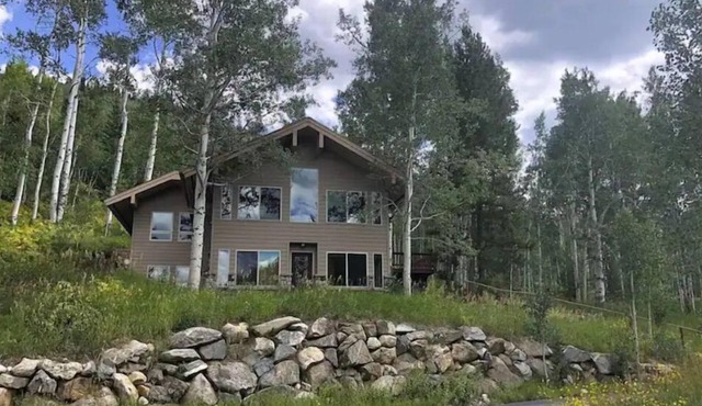 Close to town cabin w/Hot Tub in Steamboat Springs in Steamboat Springs