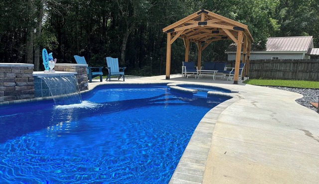 Coastal Serenity 3-bedroom house with heated pool and hot tub in Gulfport