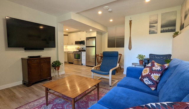 Comfortable one bedroom by the ocean in Cowichan Bay