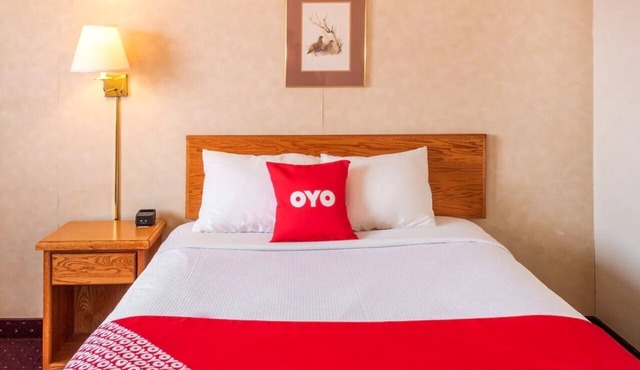 Comfortable Queen Room: Free on-site parking, close to local dining options in Shelby