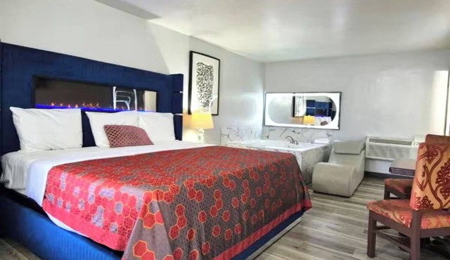 Comfortable Suite w/Jacuzzi & Free Parking – Ideal Couple’s Retreat in South Holland