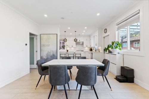 Comfy & Spacious 5BR Home in Vancouver for Groups in Vancouver