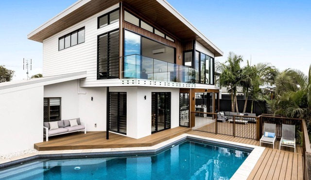 Coorumbong 16 - 5 bedrooms in Mooloolaba