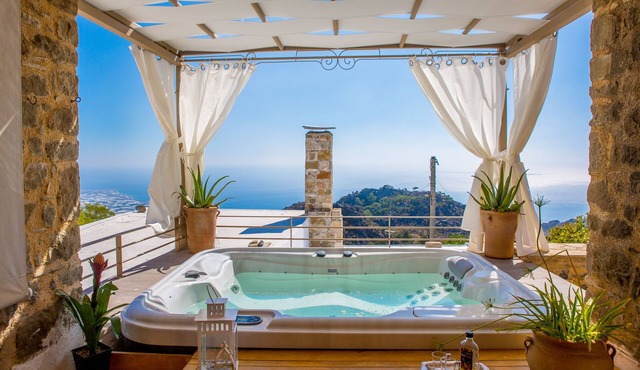 Country house with 4 bedrooms, Jacuzzi and infintive views to the Med sea in Anatoli Ierapetra
