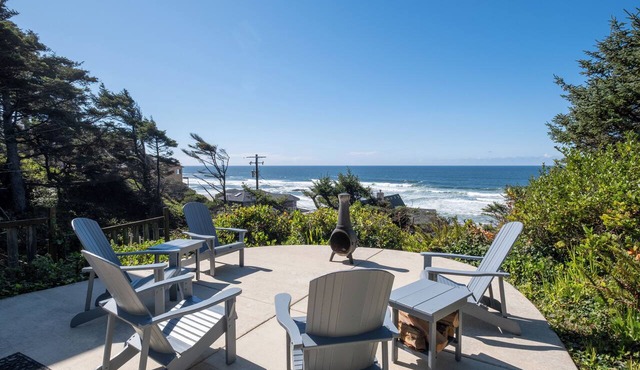 Covered hot tub to Enjoy the rolling surf and ocean sounds in Lincoln City