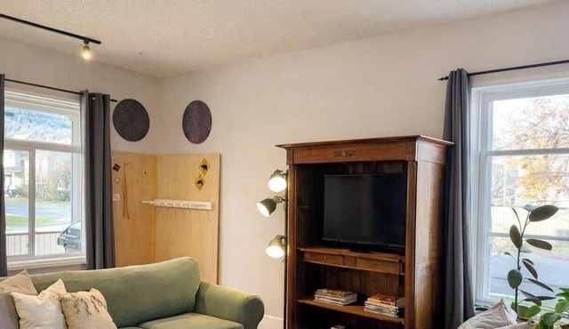 Covered Patio with Mountain Views & BBQ in Fernie